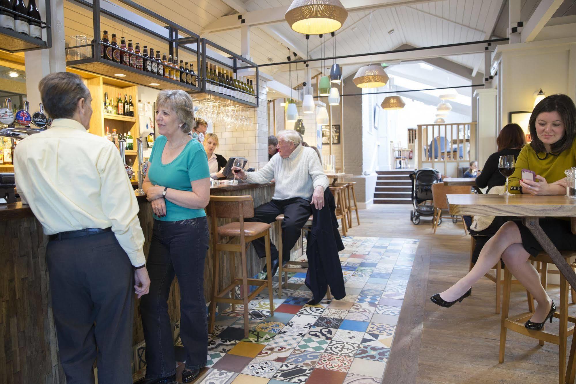 The Bell Hotel แซนด์วิช ภายนอก รูปภาพ